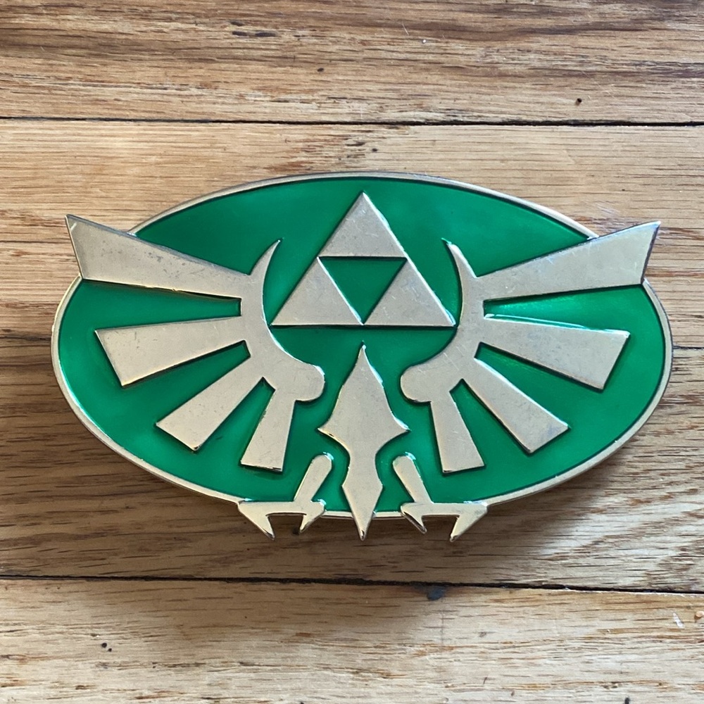 Legend of Zelda belt buckle featuring the Triforce and Hylian Crest.